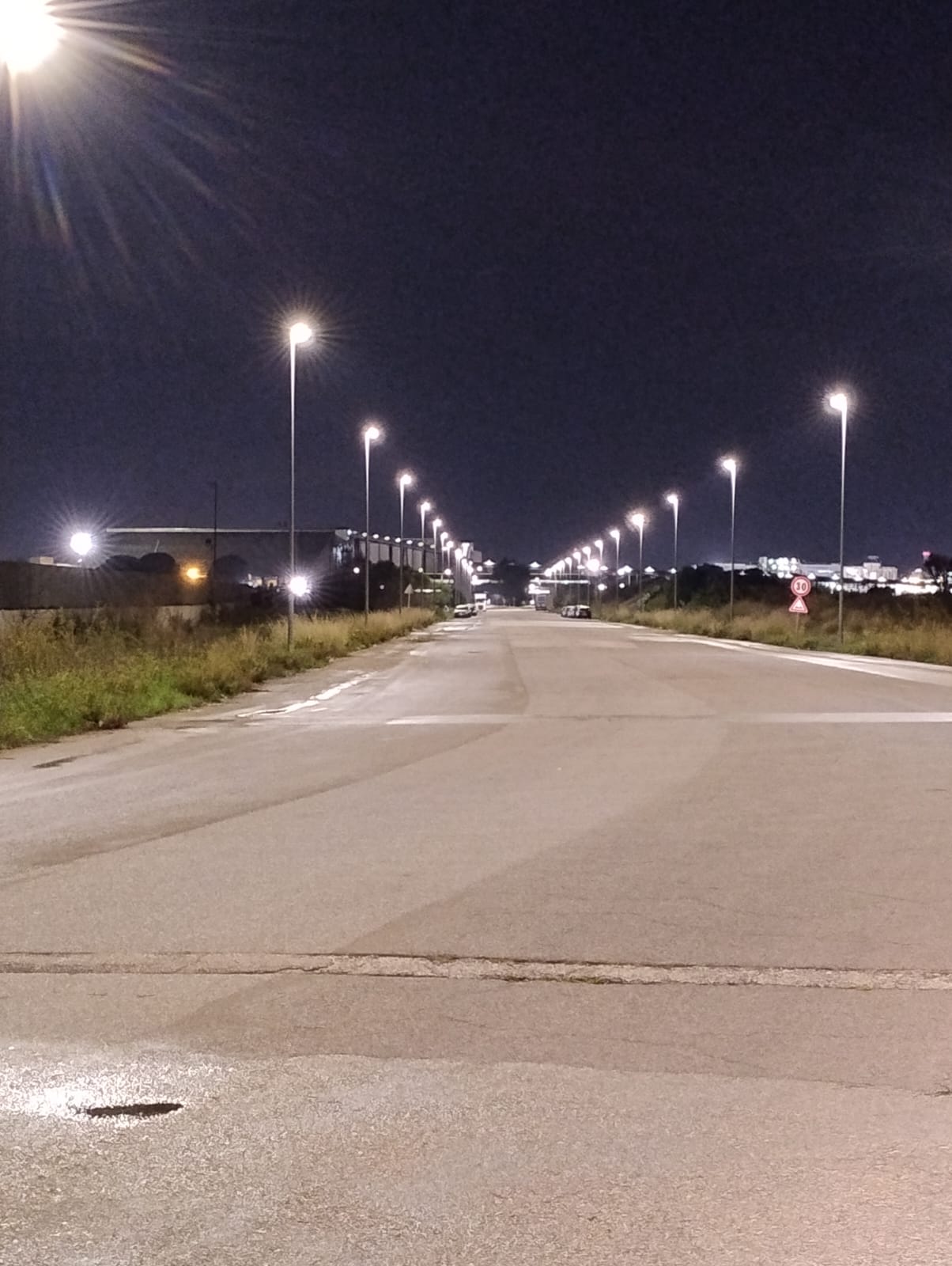 Viabilità dell'agglomerato industriale illuminata dai nuovi punti luce durante la notte